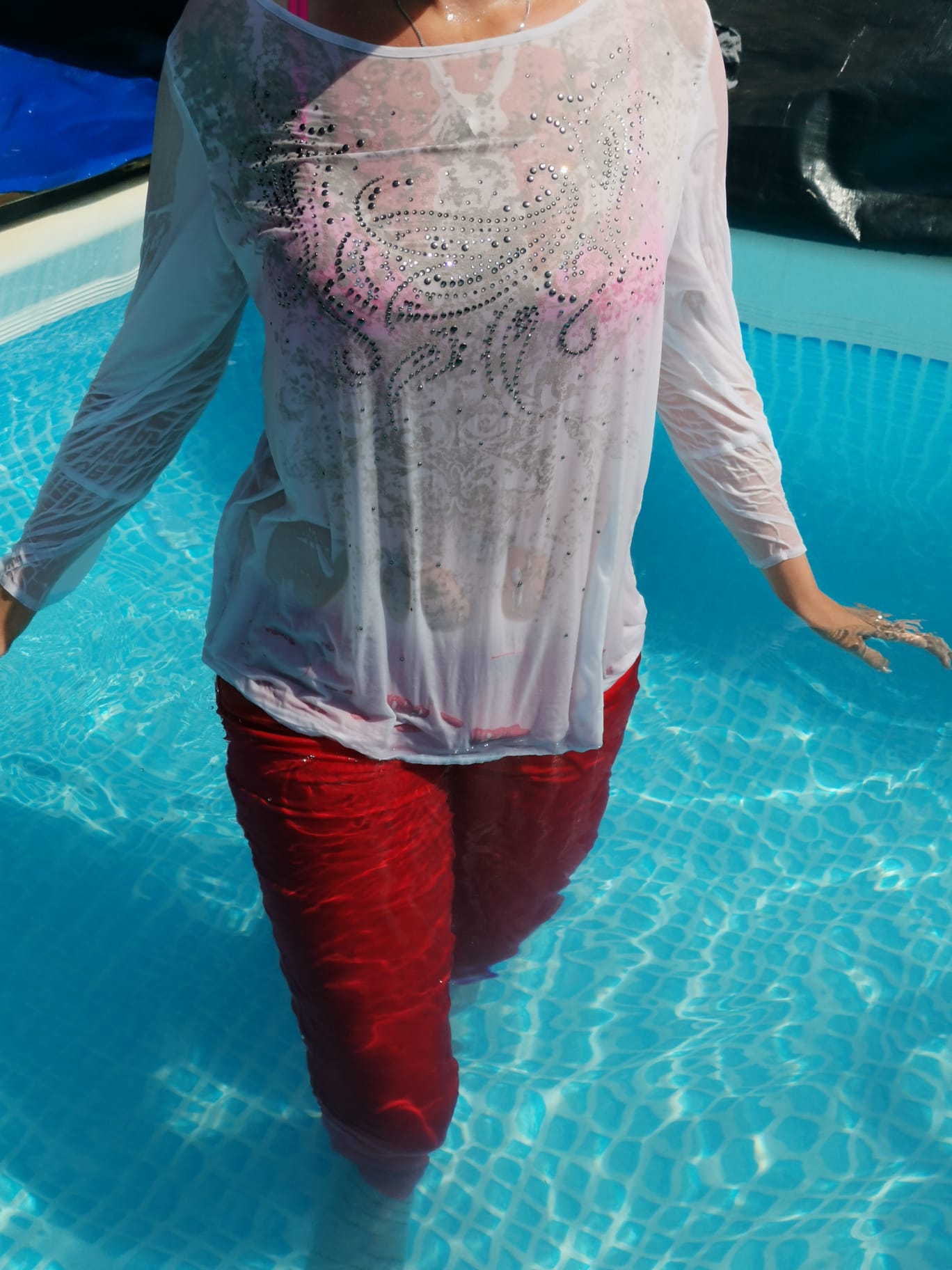 Rote Jeans im Pool