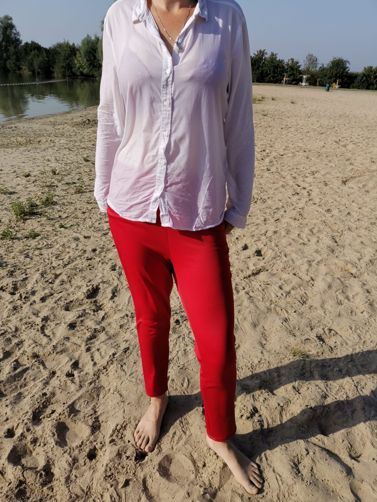 Roter Anzug am See