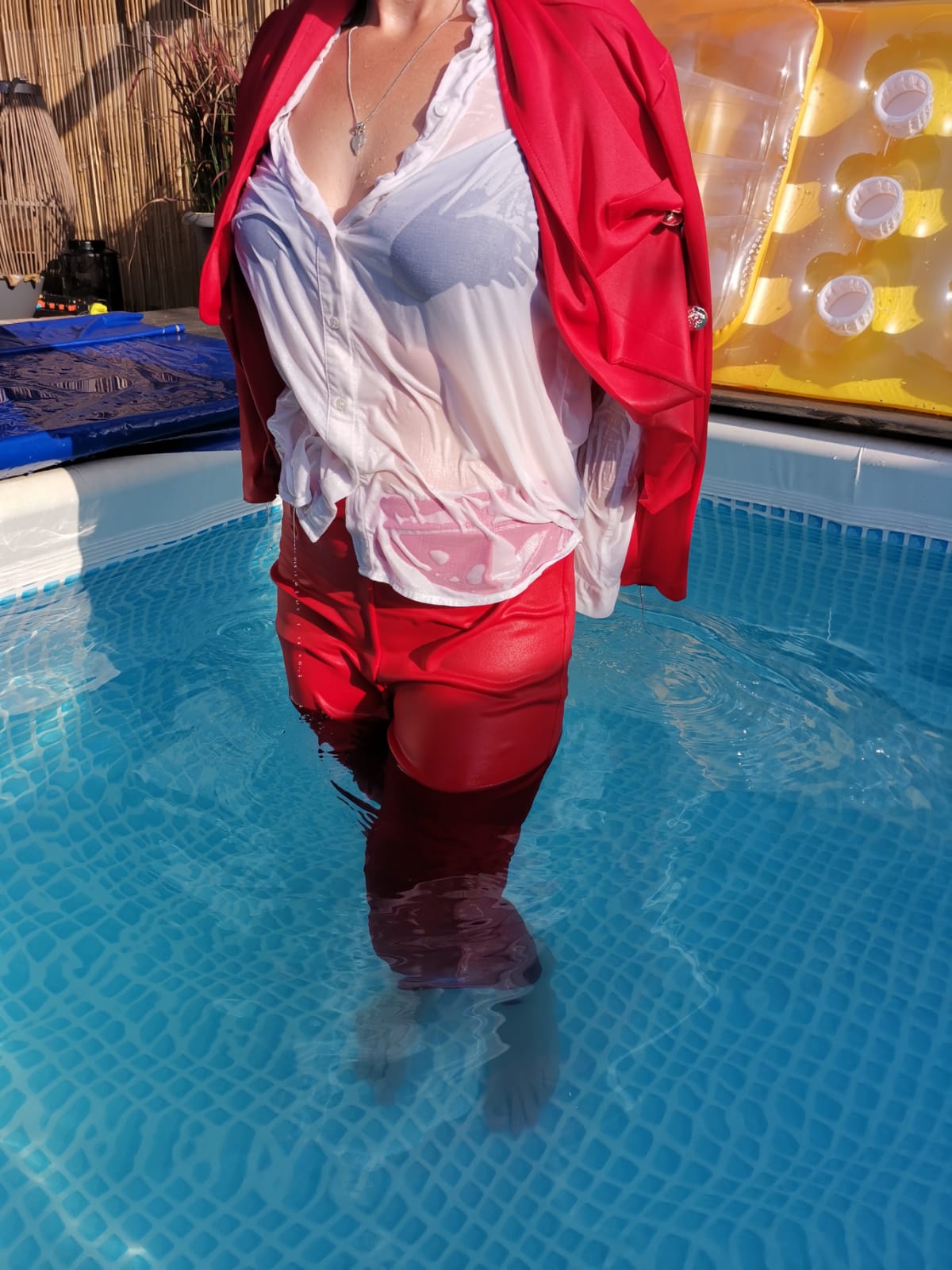 Roter Anzug im Pool