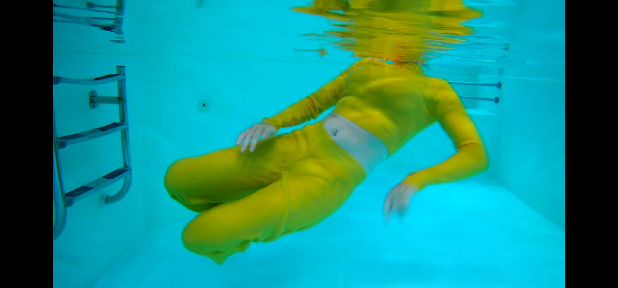 Gelber Sommeranzug Unterwasser